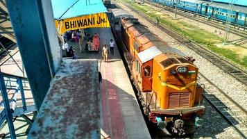 passeggero sui binari della stazione ferroviaria di bhiwani, haryana, india. foto