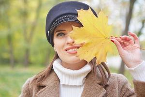 bella donna gentile nel parco autunnale foto