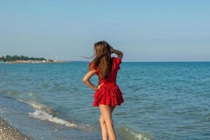 giovane donna di felicità sul mare foto