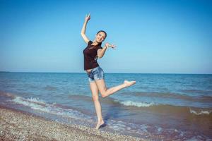 giovane ragazza allegra sul mare foto