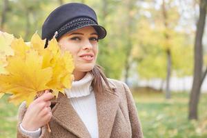 bella donna gentile nel parco autunnale foto