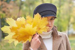 bella donna gentile nel parco autunnale foto