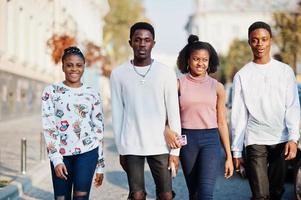 quattro amici africani che camminano per le strade di una città antica. foto