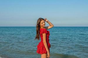 giovane donna di felicità sul mare foto