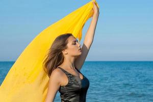 giovane ragazza triste vicino al mare al tramonto foto