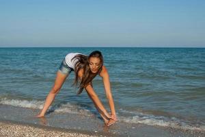 giovane donna impegnata nello sport foto