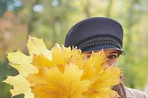 bella donna gentile nel parco autunnale foto