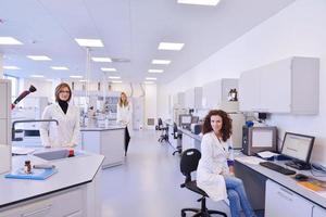 scienziati che lavorano in laboratorio foto