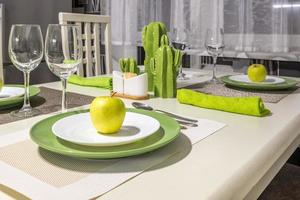 tavolo per gli ospiti all'interno della moderna cucina di lusso in monolocali in stile minimalista con colore verde foto