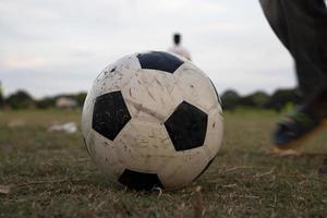 primo piano di un pallone da calcio sul campo da gioco foto