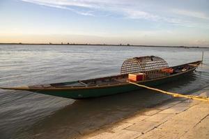 bella vista panoramica di barche da pesca in legno sulla riva del fiume padma in bangladesh foto