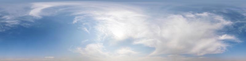 panorama hdri senza soluzione di continuità vista angolare a 360 gradi cielo azzurro con bellissime nuvole cumuliformi soffici senza terra con zenit per l'uso in grafica 3d o sviluppo di giochi come sky dome o modifica riprese con drone foto