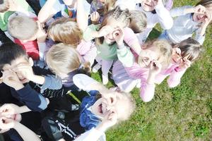 i bambini in età prescolare all'aperto si divertono foto