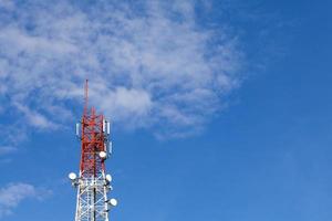 torre di comunicazione e cielo blu con spazio foto