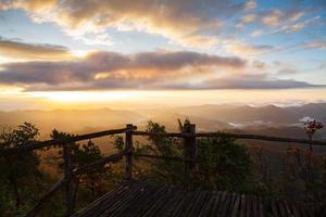 alba mattutina al punto di vista di phu chi phur, mae hong son settentrionale, thailandia. foto