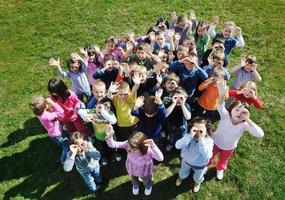 i bambini in età prescolare all'aperto si divertono foto