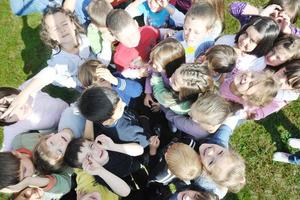 i bambini in età prescolare all'aperto si divertono foto