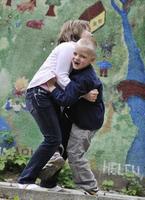 felice fratello e sorella all'aperto nel parco foto