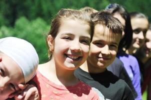 gruppo di bambini all'aperto foto