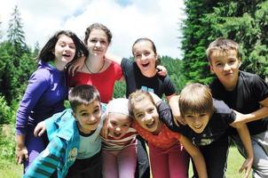 gruppo di bambini all'aperto foto