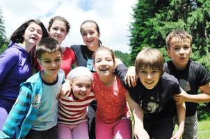 gruppo di bambini all'aperto foto