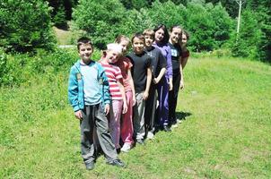 gruppo di bambini all'aperto foto