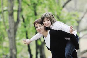 ragazza felice e mamma all'aperto foto