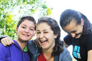 gruppo di ragazze adolescenti all'aperto foto