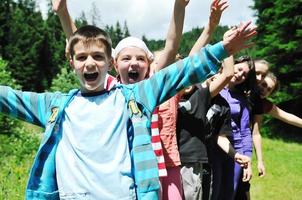 gruppo di bambini all'aperto foto