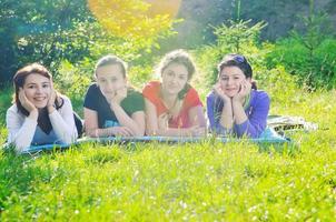 gruppo di ragazze adolescenti all'aperto foto