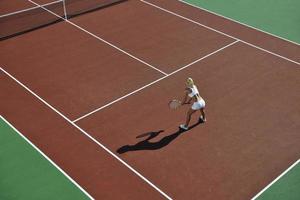 giovane donna giocare a tennis foto