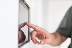 casa intelligente e concetto tecnologico primo piano delle mani maschili foto