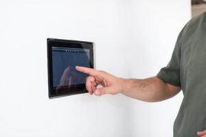 casa intelligente e concetto tecnologico primo piano delle mani maschili foto