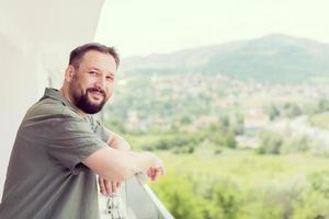 uomo in piedi su un balcone moderno foto