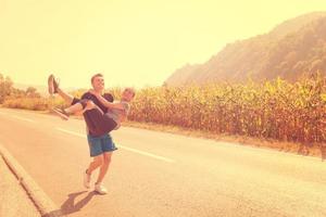 coppia felice jogging lungo una strada di campagna foto