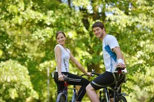 coppia felice in bicicletta all'aperto foto