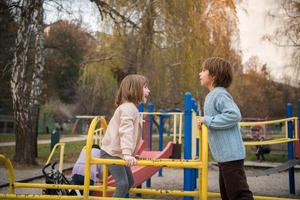 bambini nel parco giochi foto