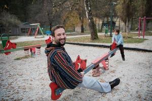 padre e figlio si divertono insieme nel parco foto