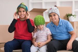 ragazzi con scatole di cartone intorno a loro foto