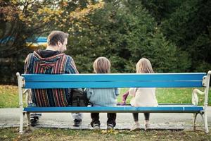 padre e figlio si divertono insieme nel parco foto