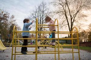 bambini nel parco giochi foto