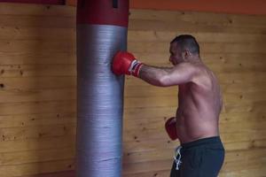 kick boxer allenamento su un sacco da boxe foto