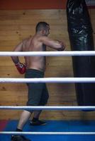 kick boxer allenamento su un sacco da boxe foto