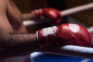 kick boxer con particolare attenzione ai guanti foto