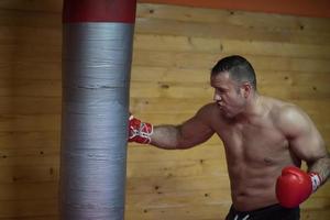 kick boxer allenamento su un sacco da boxe foto