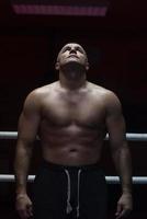 ritratto di kickboxer professionista muscoloso foto