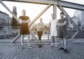 gruppo di giovani che fanno jogging attraverso il ponte foto