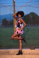 giovane donna afro-americana in un abito estivo foto