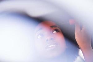 un trucco di una giovane donna afro-americana in macchina foto