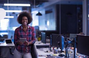 ritratto di una giovane donna afro-americana di successo in un ufficio moderno foto